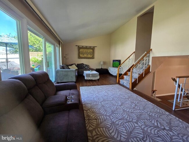 Building Photo - 647 Artwood Dr