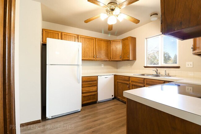 Building Photo - Beautiful 2 Story Home in Loveland