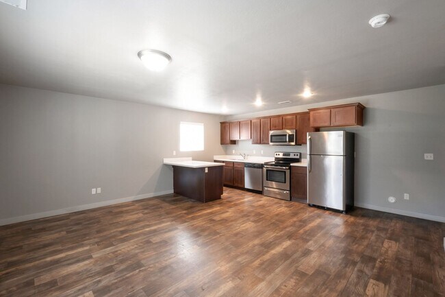 Building Photo - Awesome 2 Story Townhome in Vineyard w/ attached 2 car garage!