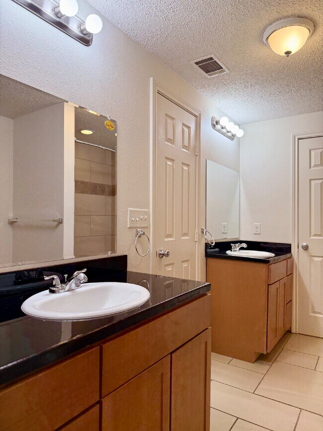 Building Photo - Modern Elegance Meets Location: High Ceilings, Updated Fixtures, Move-In Ready!