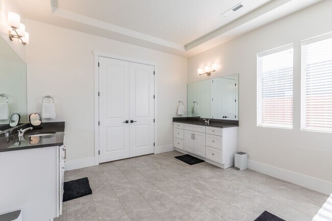 Building Photo - Washington Fields 4 bed | 3 1/2 bath | 3 c...