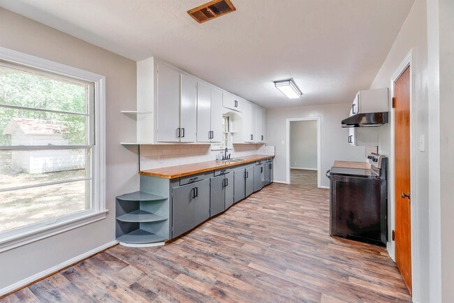 Building Photo - 104 N Pecan St