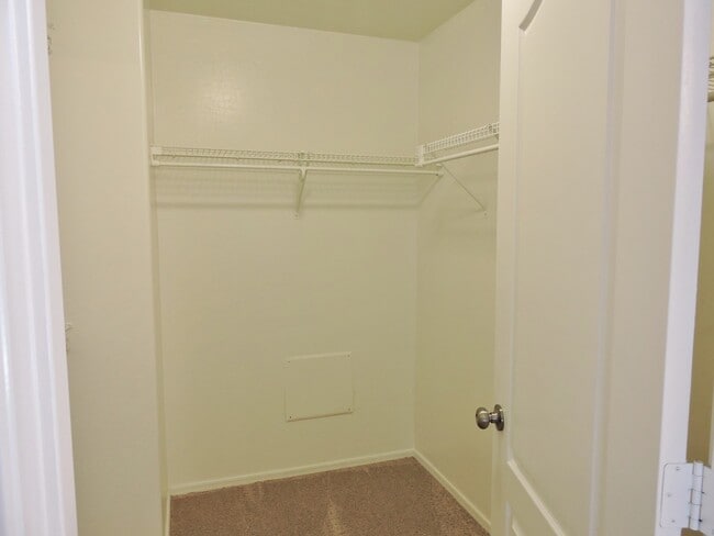 Building Photo - 4 BEDROOM 2 1/2 BATHROOM WITH OFFICE AND LOFT