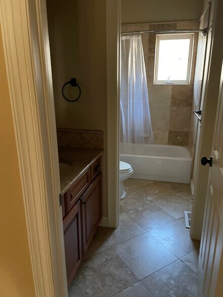 2nd bathroom - 1837 S Clarkson St