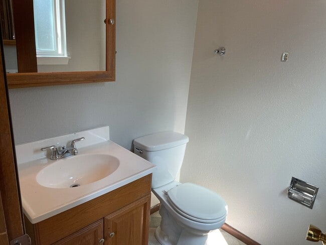 Building Photo - Spacious 2 Bedroom in Idyllic Location