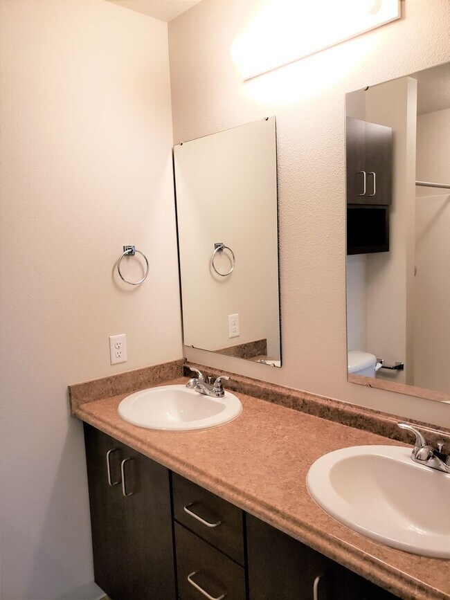 Building Photo - 1001 W Broadway Ave