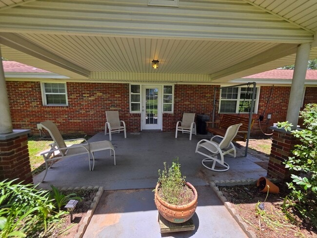 Building Photo - 4BR/2BA lake view home with covered back p...