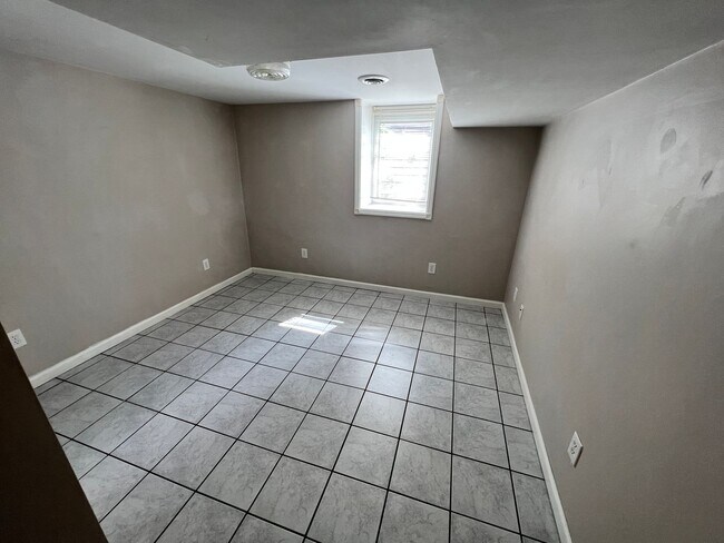 Building Photo - Beautiful 5 Bed House Perfectly Located Just 1 block from KSU!