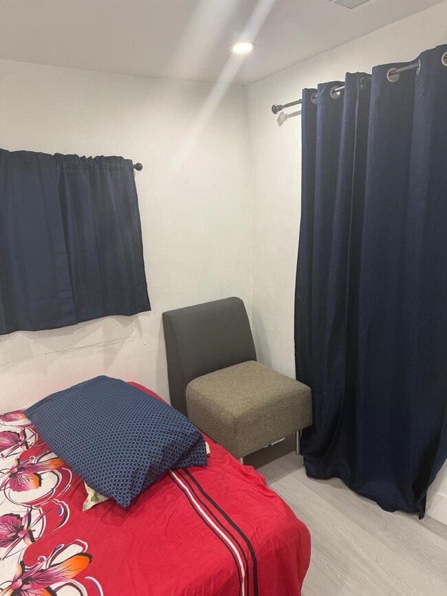 Building Photo - 1116 W 32nd St