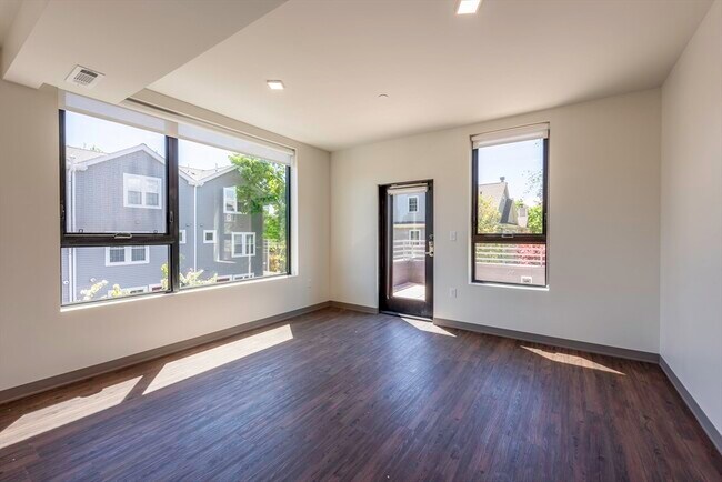 Building Photo - 166 Main St