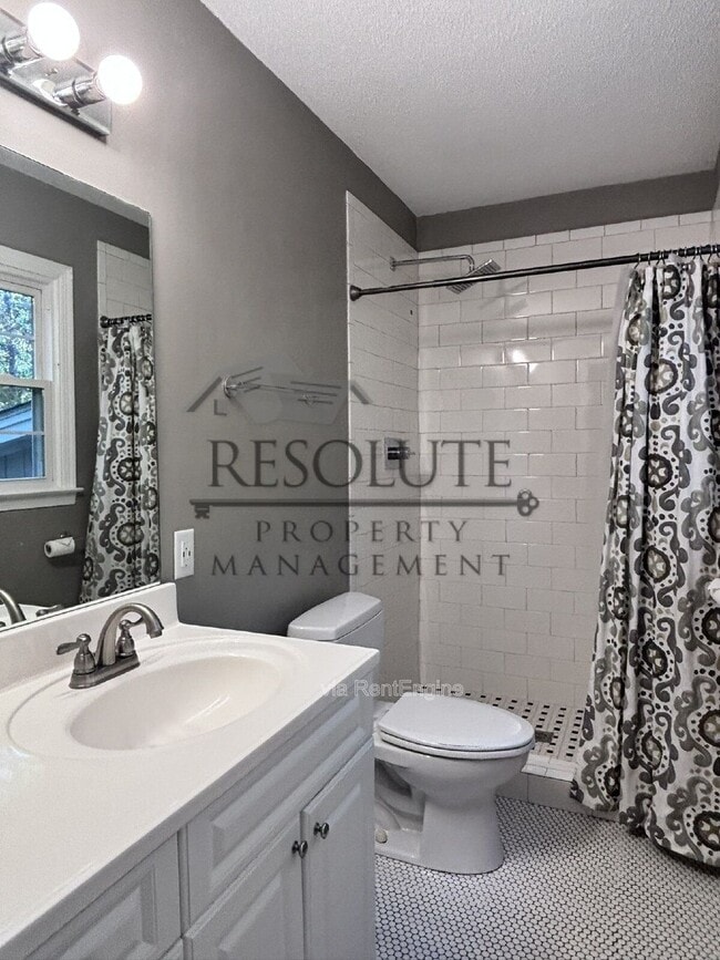 Building Photo - 1200 Brucemont Dr