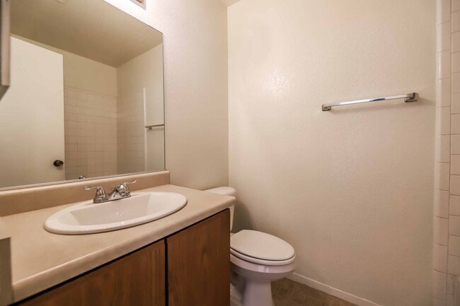 Building Photo - CUTE 2 BEDROOM CONDO!