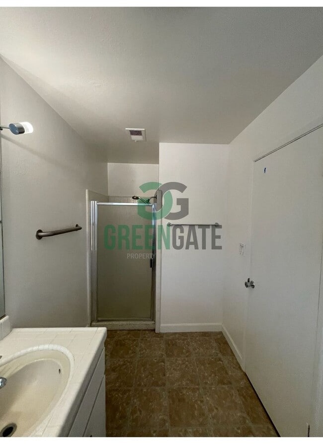 Building Photo - Spacious 4Bedroom 2Bath AVAILABLE NOW in Modesto!!