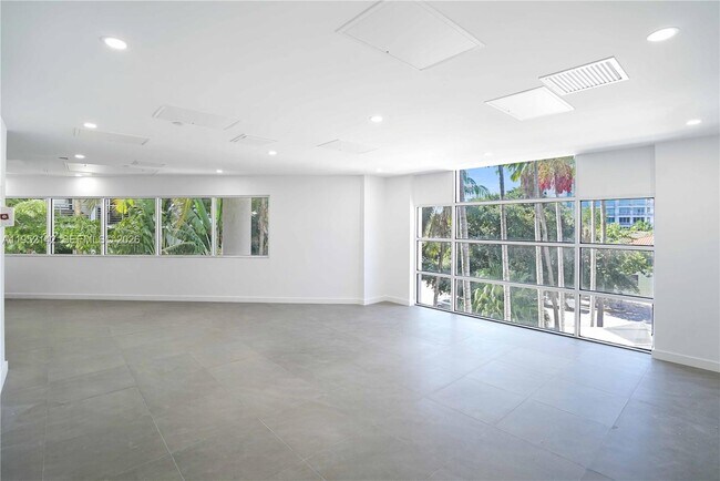 Building Photo - 1621 Bay Rd