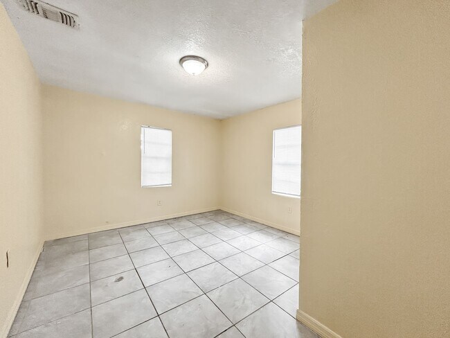 Building Photo - Updated and Move-In Ready in Prime Tampa Location! 4bed | 1bath