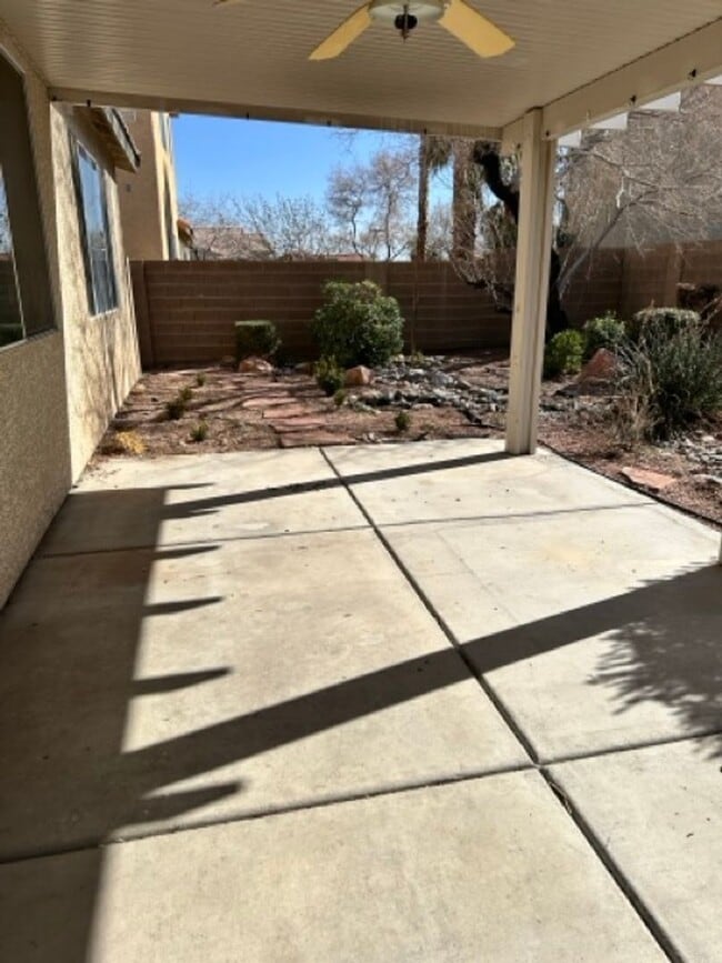 Building Photo - Downstairs Bed and Bath!