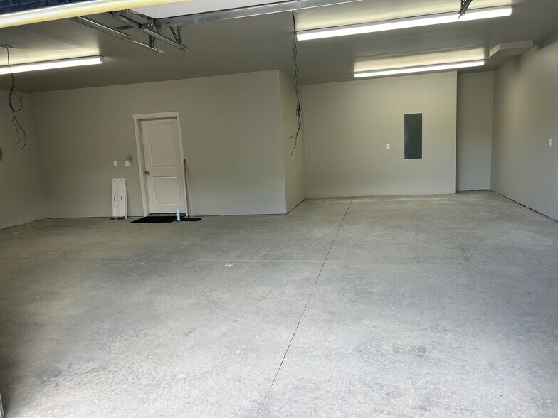 Building Photo - 1370 SW Obsidian Ave