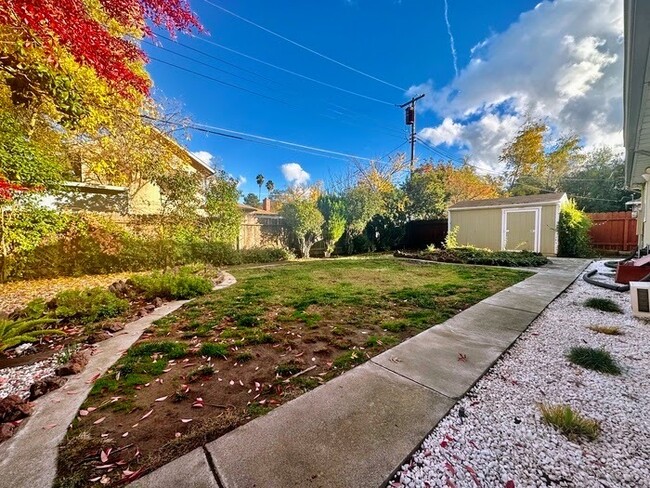 Building Photo - Lovely Carmichael Home, Must See!!