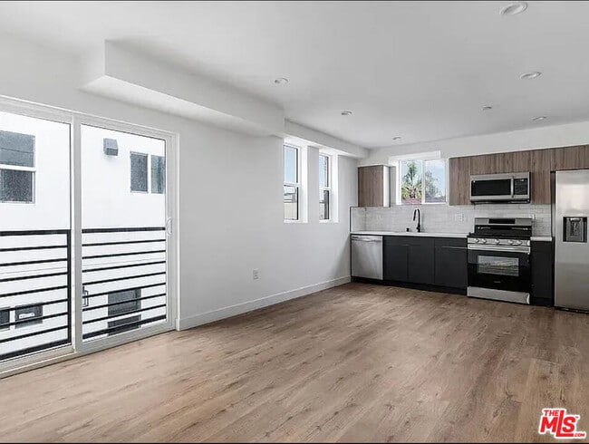 Building Photo - 334 Alexandria Ave