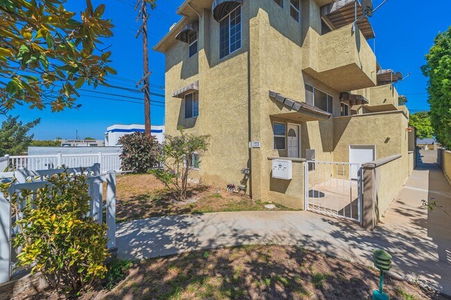 Building Photo - 1218 Portola Ave
