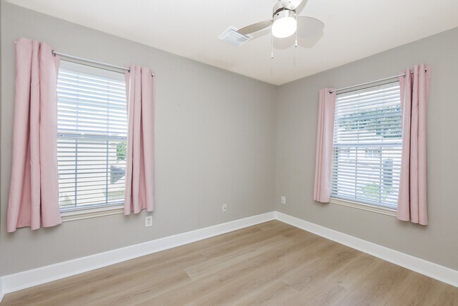 Building Photo - 16021 Summerville Lake Dr