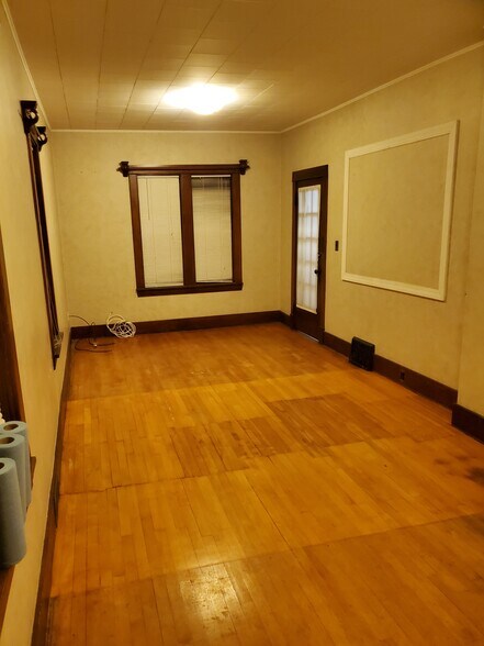 living room with front entrance - 606 7th St N