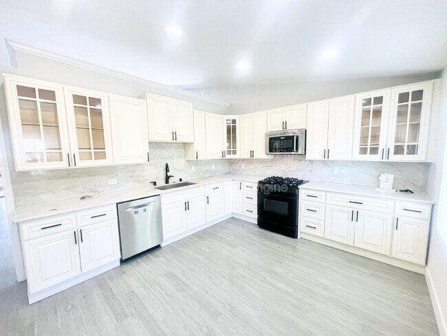Building Photo - 423 El Portal Ct