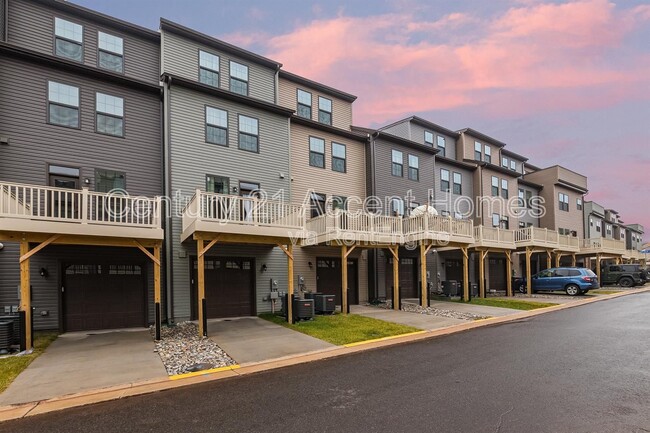 Building Photo - 14020 Sunrise Valley Dr