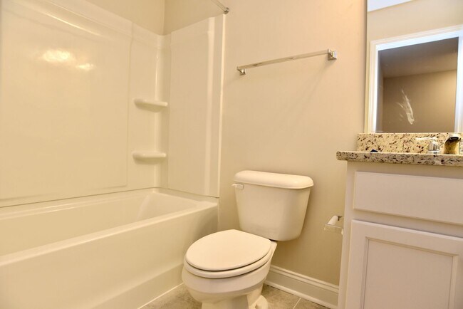 Building Photo - 3 Bedroom 2 1/2 Bath Townhome In Richmond Hill