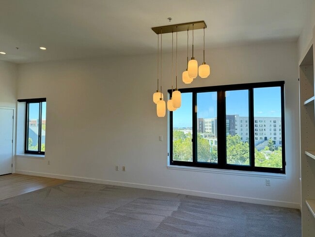 Building Photo - Corner Unit With Views