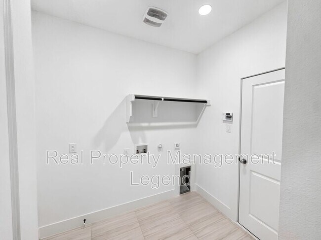 Building Photo - 1019 Modesto Dr
