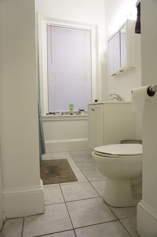 Building Photo - Large 2 bed unit on the Green Line with heat and water included!