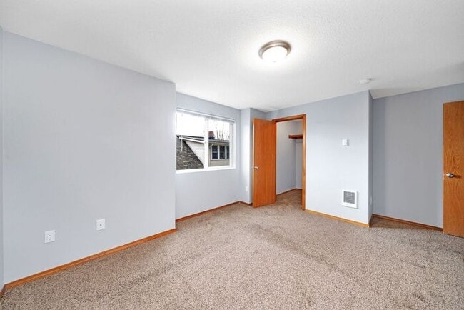 Building Photo - Big 2 bedroom townhouse. Minutes to Portland!!!!