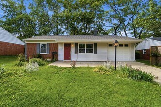 Building Photo - Three Bedroom Home with Great Outdoor Entertainment Space!