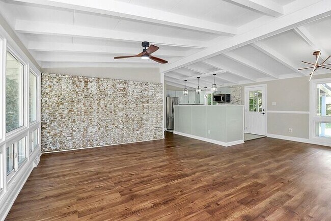 Building Photo - Beautifully Renovated 3BD/1BA Ranch in Sen...