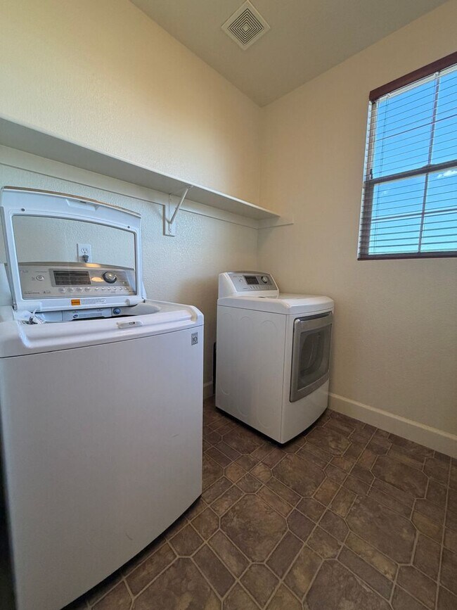 Building Photo - Spacious 4 Bedroom, 2.5 Bath in North Valleys