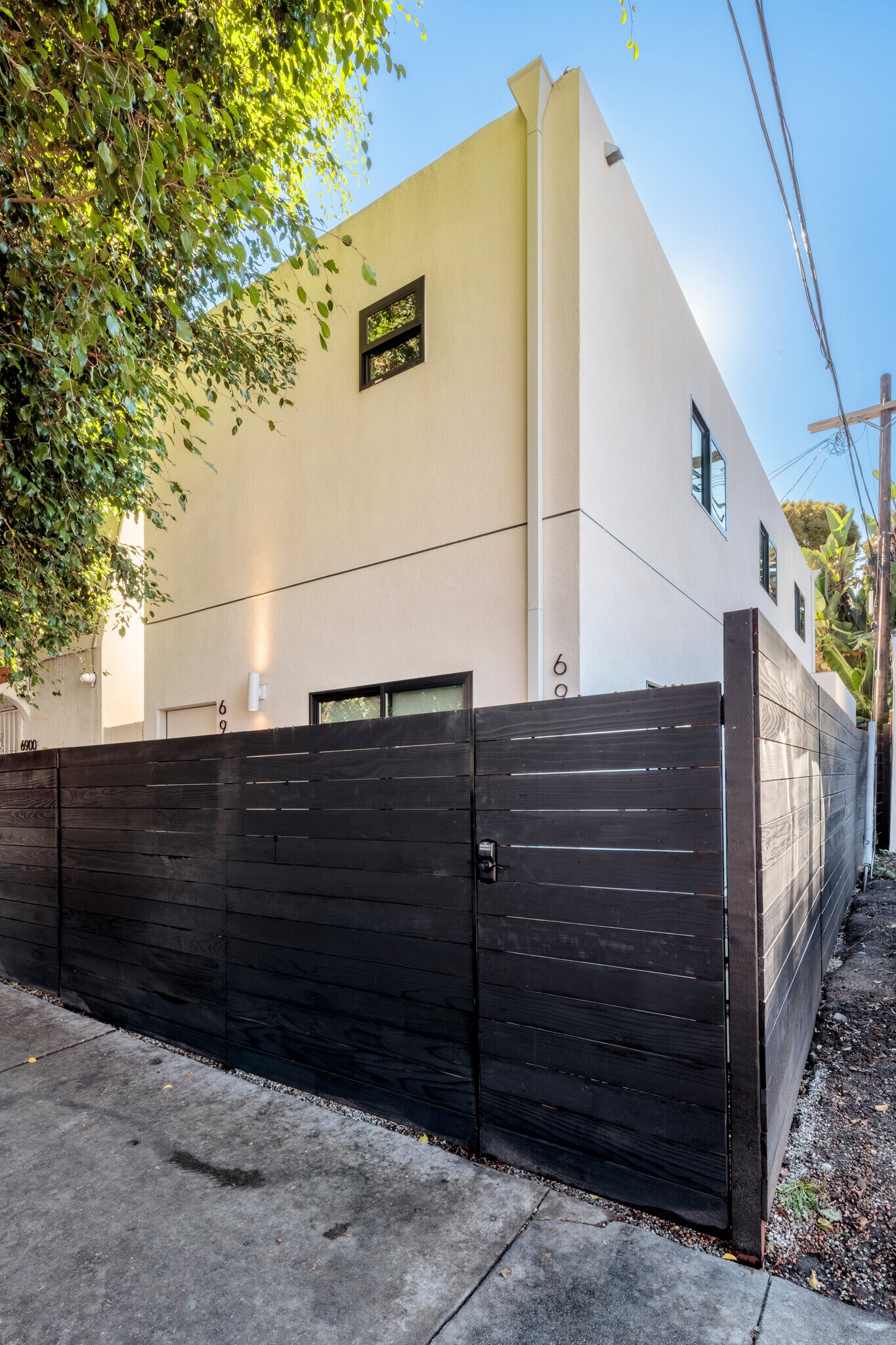 Building Photo - 6900 Willoughby Ave