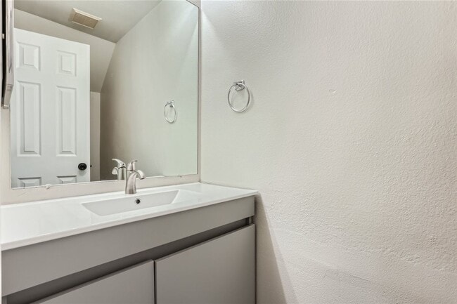 Building Photo - Charming 3 Bedroom 2 Bath Townhome In Aurora!