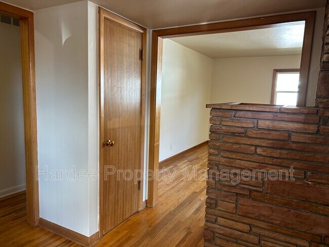 Building Photo - 1835 Broadmoor Dr