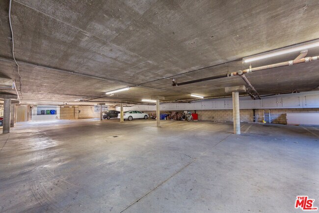 Building Photo - 5848 Hazeltine Ave