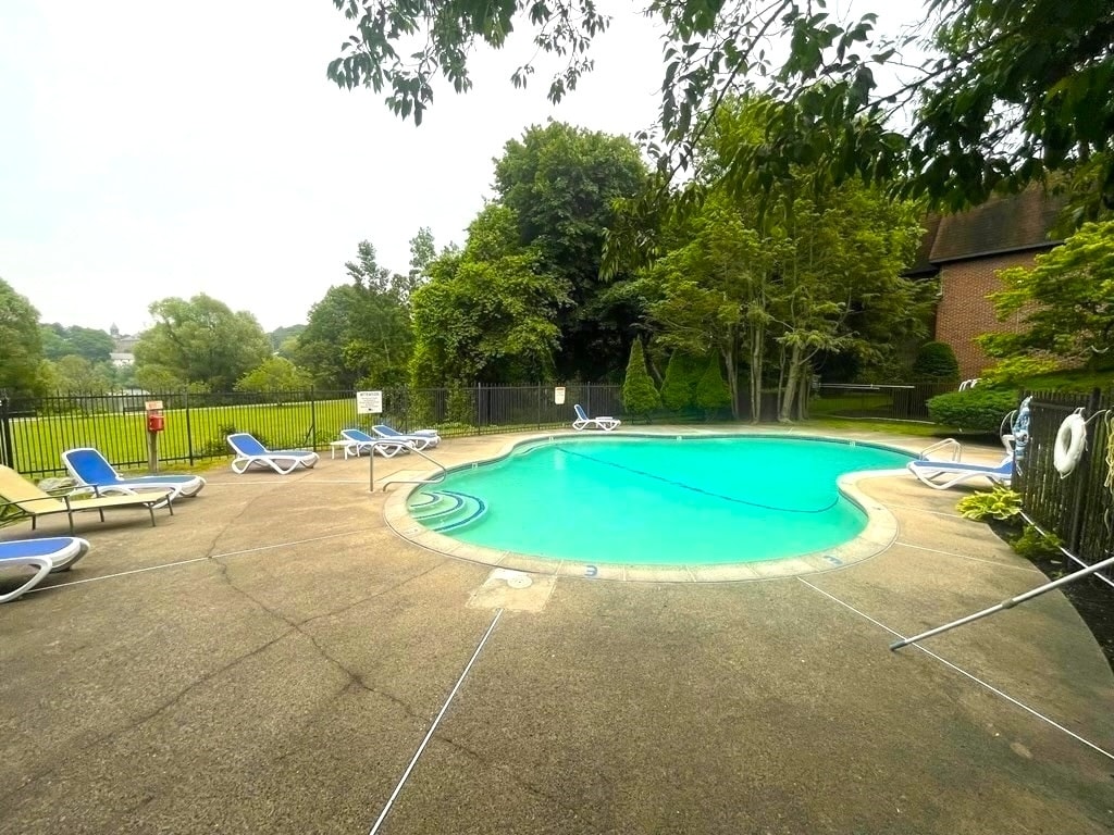 Building Photo - 140 Kenrick St