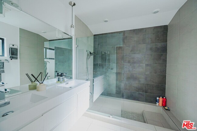 Building Photo - 3116 Beachwood Dr