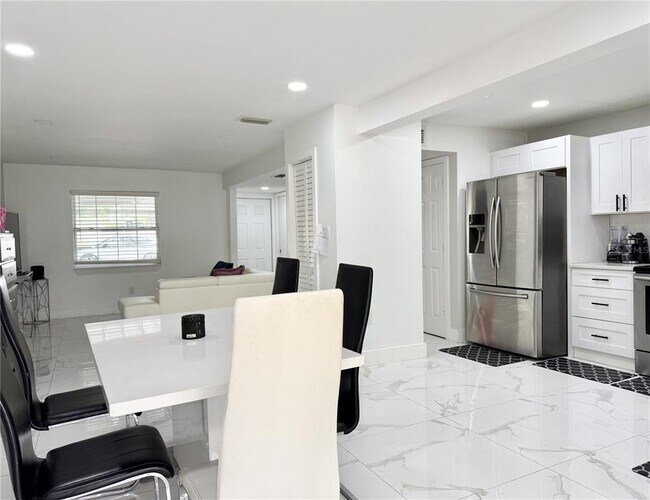 Building Photo - 5118 Tennis Ct Cir