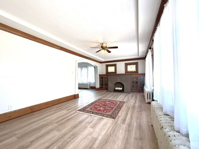 Building Photo - 1411 W Rawson Ave