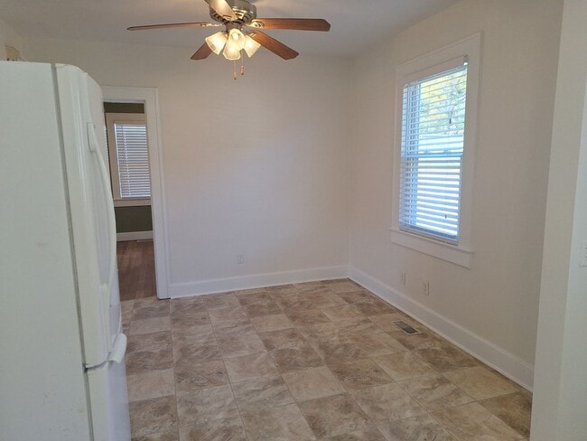 Building Photo - 10 Commodore Dr