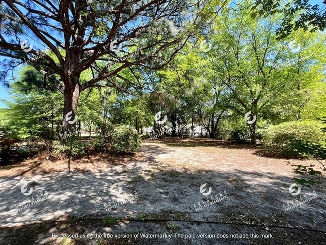 Building Photo - Spacious 3 Bedroom, 2 Bath - AVAILABLE NOW!