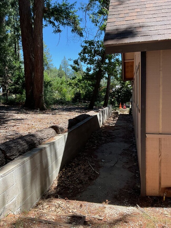 Building Photo - Two story 4 bedroom 2 bath home, Magalia