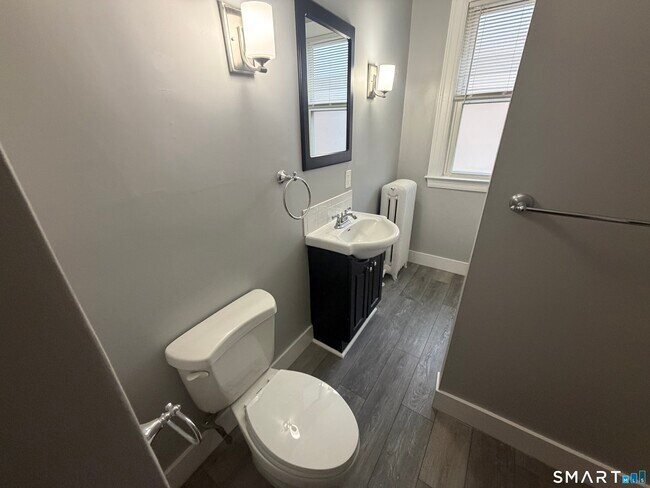 Building Photo - 800 Farmington Ave