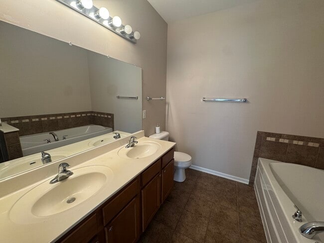 Building Photo - 1574 Millbrook Dr