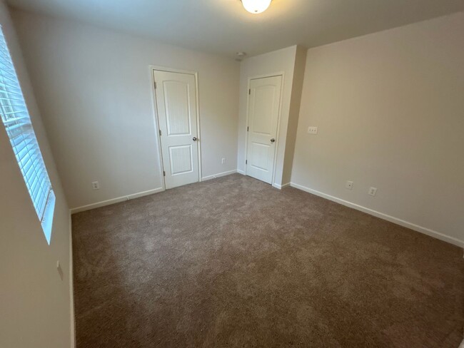 Building Photo - *Move in Special* Updated 3 Bedroom | 2.5 ...